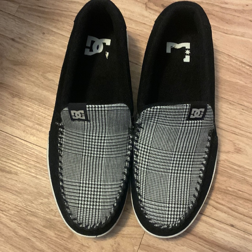 DC plaid slide-on’s, size 9
